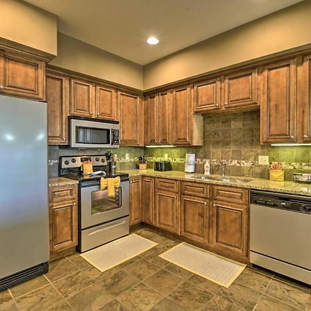 Inviting Branson Condo With Outdoor Dining Area エクステリア 写真