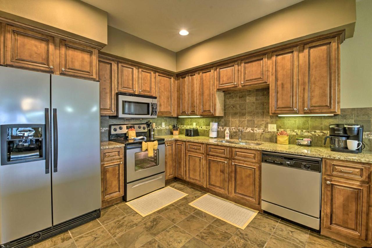 Inviting Branson Condo With Outdoor Dining Area エクステリア 写真